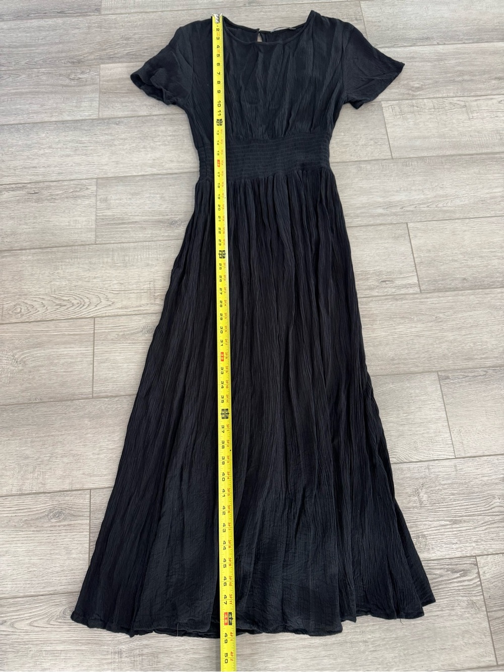 Classic Black Short-Sleeve Dress - Elegant Everyday Style - Picture 7 of 9
